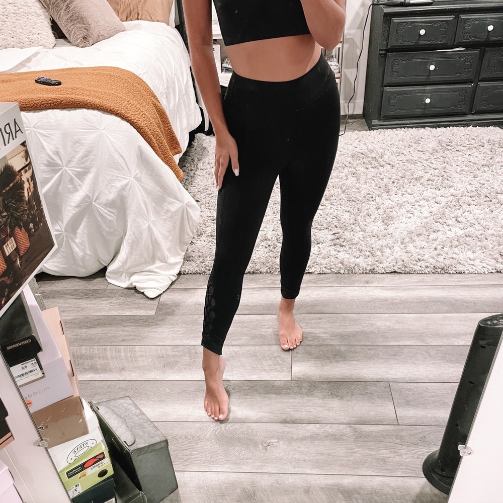 Lululemon Black Tye Mesh Leggings!! - Picture 2 of 11